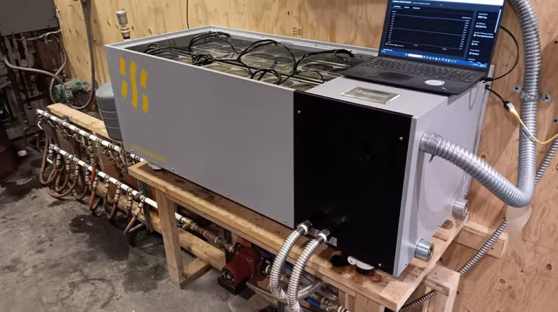 Một giàn khai thác bitcoin được sử dụng để sưởi ấm một tòa nhà rộng 223 mét vuông. Ảnh: CNBC.