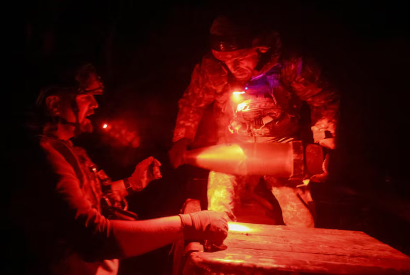 Lính pháo binh của Ukraine đang dỡ đạn pháo cho một khẩu pháo tự hành M114, trong bối cảnh Nga tấn công Ukraine, gần thị trấn tiền tuyến Pokrovsk ở vùng Donetsk, Ukraine ngày 14/10. Ảnh: Reuters.