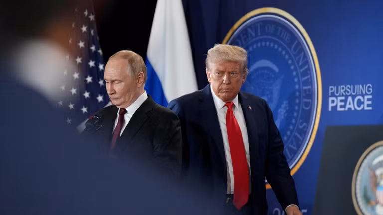 Tổng thống Nga Vladimir Putin và người đồng cấp Mỹ Donald Trump trong cuộc gặp ở Alaska hồi tháng 8 năm nay. Ảnh: Getty.