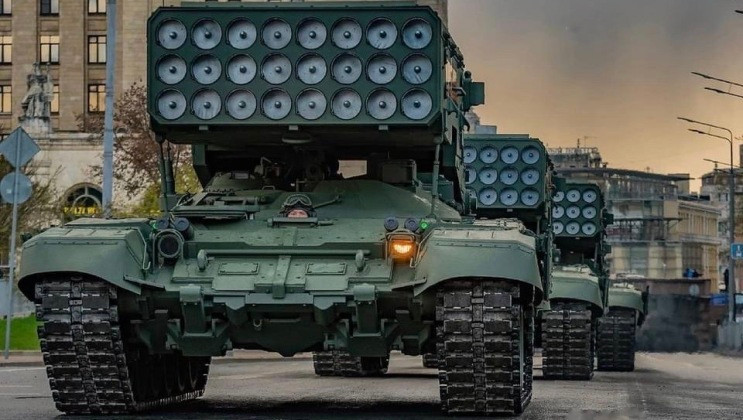Bệ phóng tên lửa nhiệt áp TOS-1A. Ảnh: MW.