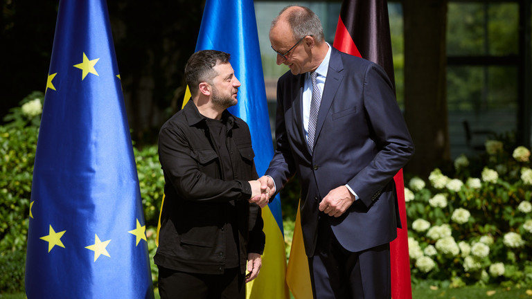 Thủ tướng Đức Friedrich Merz bắt tay Tổng thống Ukraine Volodymyr Zelensky. Ảnh: Getty.