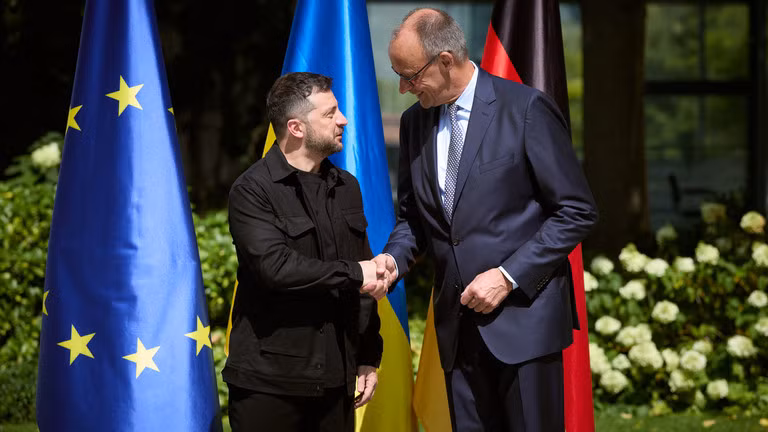 Thủ tướng Đức Friedrich Merz bắt tay Tổng thống Ukraine Volodymyr Zelensky. Ảnh: Getty.