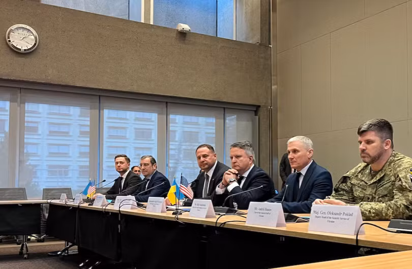 Chánh Văn phòng Tổng thống Ukraine Andriy Yermak ngồi cùng các thành viên khác của phái đoàn Ukraine trước cuộc đàm phán với phái đoàn Mỹ về việc chấm dứt chiến tranh Nga-Ukraine, tại Geneva, Thụy Sĩ ngày 23/11. Ảnh: Reuters.