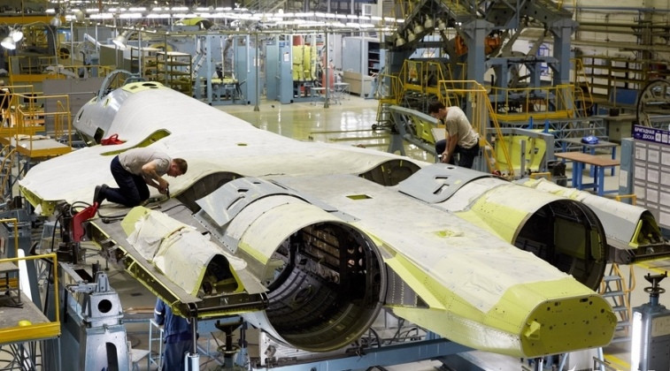 Su-57 lần đầu lộ móng vuốt tàng hình Nga tung video chiến đấu cơ mang tên lửa diệt radar siêu tốc 3.jpg