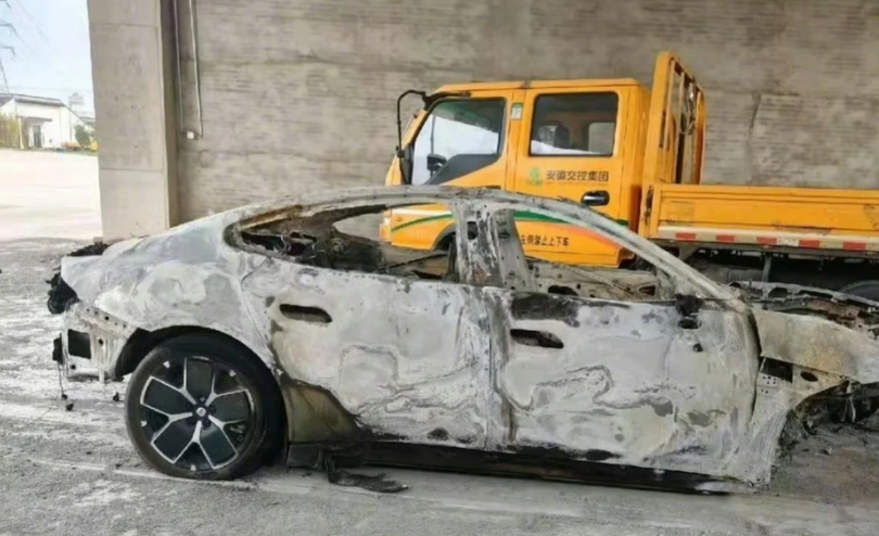 Một tài xế đã thiệt mạng khi chiếc xe Xiaomi của anh bốc cháy sau một vụ tai nạn tốc độ cao ở Thành Đô. Ảnh: Weibo.