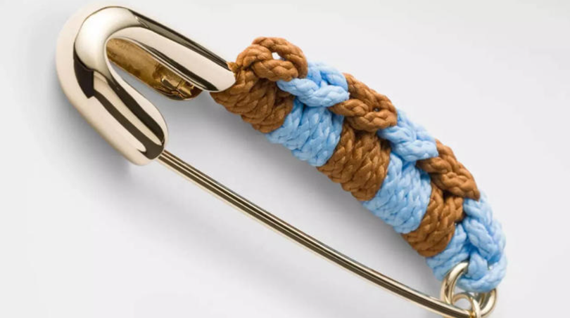 Chiếc kim băng giá hơn 20 triệu đồng Trò đùa hay triết lý kinh doanh của Prada 2.png