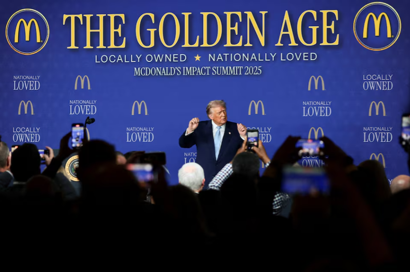 Tổng thống Mỹ Donald Trump nhảy trên sân khấu sau bài phát biểu của ông tại Hội nghị thượng đỉnh tác động của McDonald's tại Khách sạn Westin ở Washington, D.C., Mỹ ngày 17/11. Ảnh: Reuters.