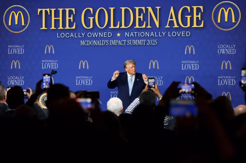 Tổng thống Mỹ Donald Trump nhảy trên sân khấu sau bài phát biểu của ông tại Hội nghị thượng đỉnh tác động của McDonald's tại Khách sạn Westin ở Washington, D.C., Mỹ ngày 17/11. Ảnh: Reuters.