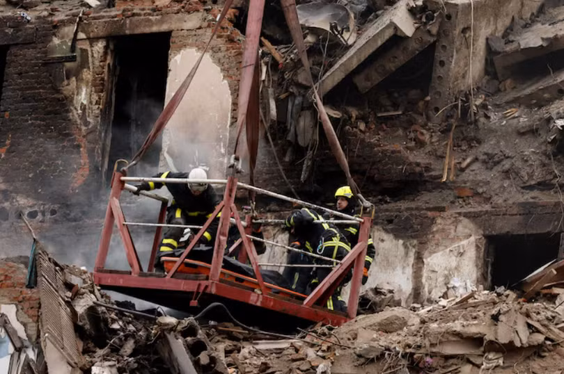 Lực lượng ứng phó khẩn cấp tại hiện trường một vụ tấn công ở tại Ternopil, Ukraine, ngày 21/11. Ảnh: Reuters.