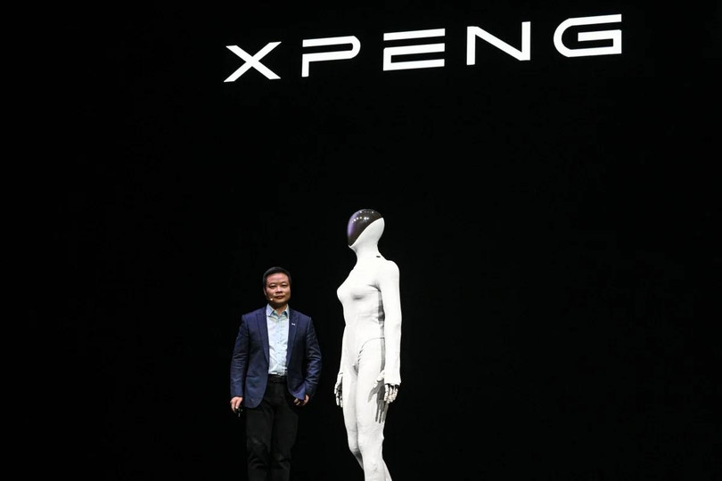 He Xiaopeng, đồng sáng lập kiêm chủ tịch của hãng sản xuất xe điện Trung Quốc Xpeng, ra mắt robot hình người Iron thế hệ tiếp theo của công ty. Ảnh: AFP.