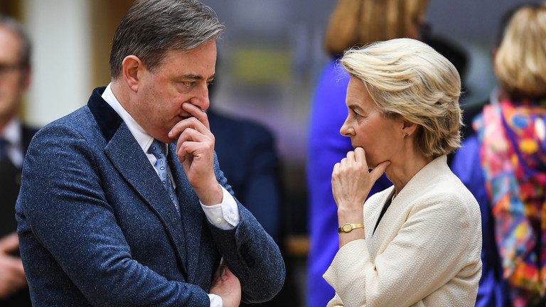 Thủ tướng Bỉ Bart De Wever (trái) trò chuyện với Chủ tịch Ủy ban châu Âu Ursula von der Leyen (phải) tại Brussels, Bỉ, vào ngày 6/3. Ảnh: Getty.