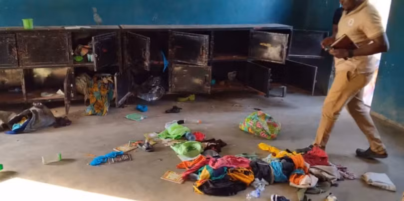 Cảnh tượng ở ký túc xá của trường Công giáo tại bang Niger, Nigeria, nơi học sinh bị bắt cóc. Ảnh: CAN.