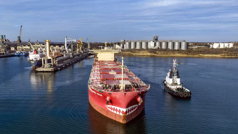 Một tàu chở ngô khởi hành từ Chernomorsk, Odessa, miền Nam Ukraine. Ảnh: Getty.