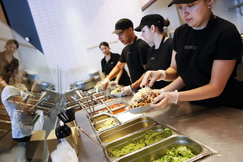 Giám đốc điều hành Scott Boatwright cho biết lượng khách đến Chipotle giảm một phần là do thực khách trẻ tuổi siết chặt chi tiêu. Ảnh: Bloomberg.