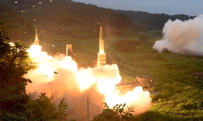 Tên lửa đạn đạo Hyunmoo 2 của Hàn Quốc phóng thử năm 2017. Ảnh: AP.