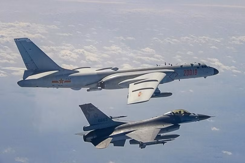 Một chiến đấu cơ Đài Loan đang theo sát máy bay ném bom của Trung Quốc ở eo biển Đài Loan hồi năm ngoái (Ảnh: SCMP)