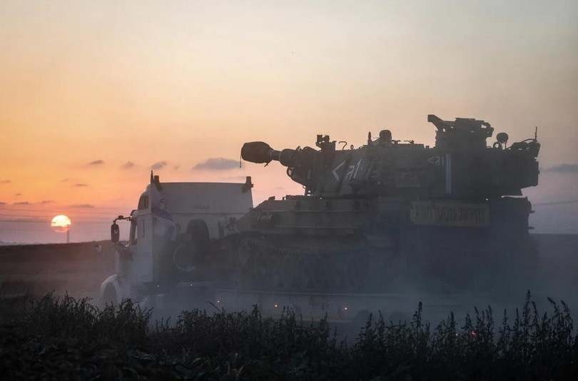 Pháo tự hành của Israel được triển khai tới biên giới với Gaza, gần Sderot (Ảnh: DPA)