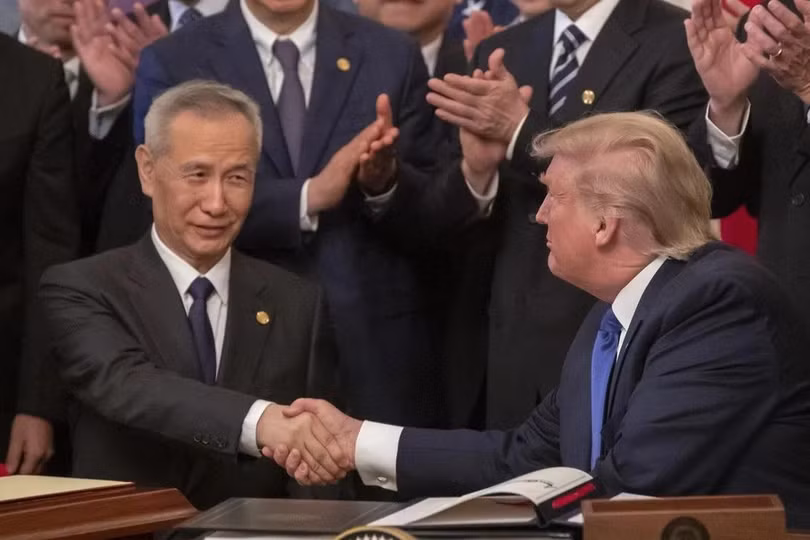 Phó Thủ tướng Trung Quốc Lưu Hạc và Tổng thống Mỹ Donald Trump ký thỏa thuận thương mại giai đoạn một vài tháng 1/2020 (Ảnh: EPA)