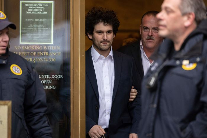 Bankman-Fried rời khỏi một phiên tòa ở New York ngày 22/12 (Ảnh: AP)
