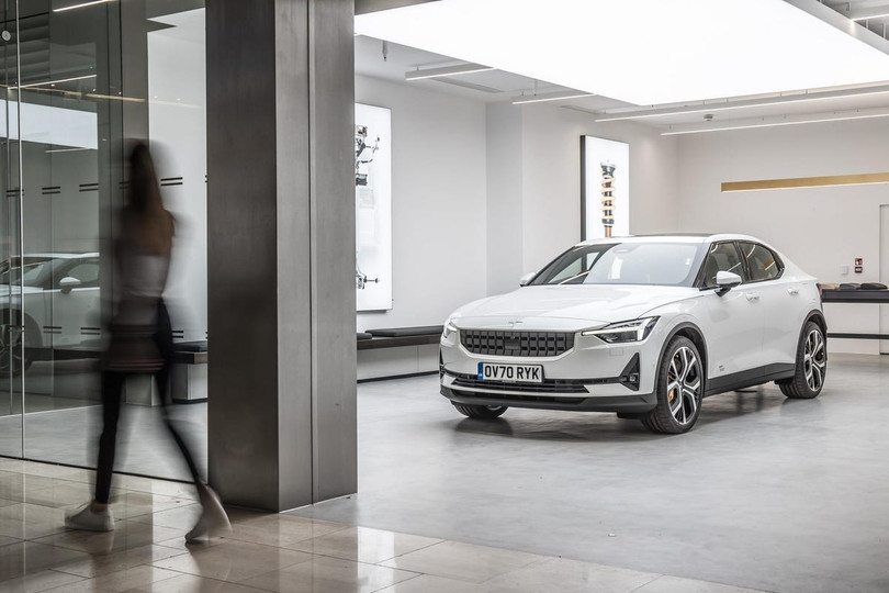 Một chiếc Polestar bên trong một showroom (Ảnh: Forbes)