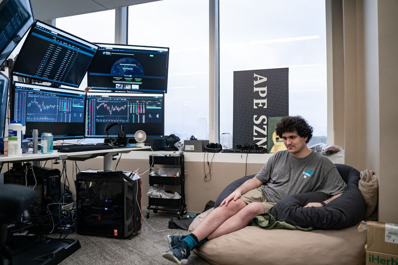 Bankman-Fried tại văn phòng làm việc ở Hong Kong, năm 2021 (Ảnh: WSJ)