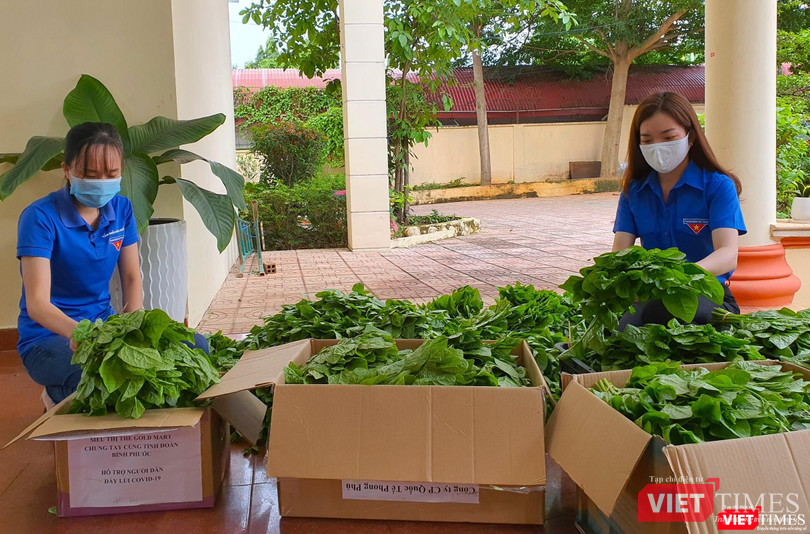 Sau khi “Chuyến xe nghĩa tình” về đến khu vực Kho A - Bãi Sậy (Quận 6, TP Hồ Chí Minh), các sinh viên tình nguyện đất Sài thành đã chờ sẵn và nhanh chóng khuân vác rau quả xuống. Sau khi “Chuyến xe nghĩa tình” về đến khu vực Kho A - Bãi Sậy (Quận 6, TP Hồ Chí Minh), các sinh viên tình nguyện đất Sài thành đã chờ sẵn và nhanh chóng khuân vác rau quả xuống.