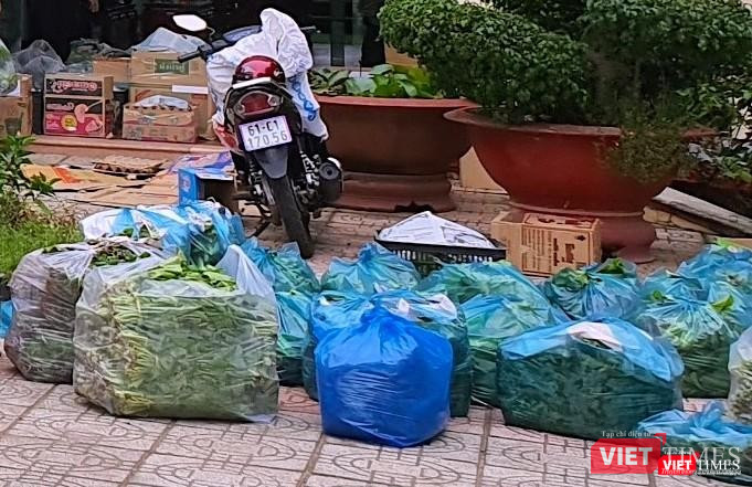 Thoáng nghe tin về “Chuyến xe nghĩa tình” lần này, người dân địa phương hồ hởi chở rau cải đến để nhờ chuyển cho tuyến đầu chống dịch tại thành phố mang tên Bác. Thoáng nghe tin về “Chuyến xe nghĩa tình” lần này, người dân địa phương hồ hởi chở rau cải đến để nhờ chuyển cho tuyến đầu chống dịch tại thành phố mang tên Bác.