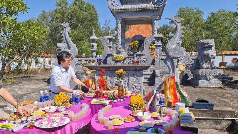 Đại tá AHLĐ Nguyễn Đăng Giáp tại buổi lễ khánh thành bia mộ 32 Liệt sỹ (ảnh: Nguyễn Công Khang)