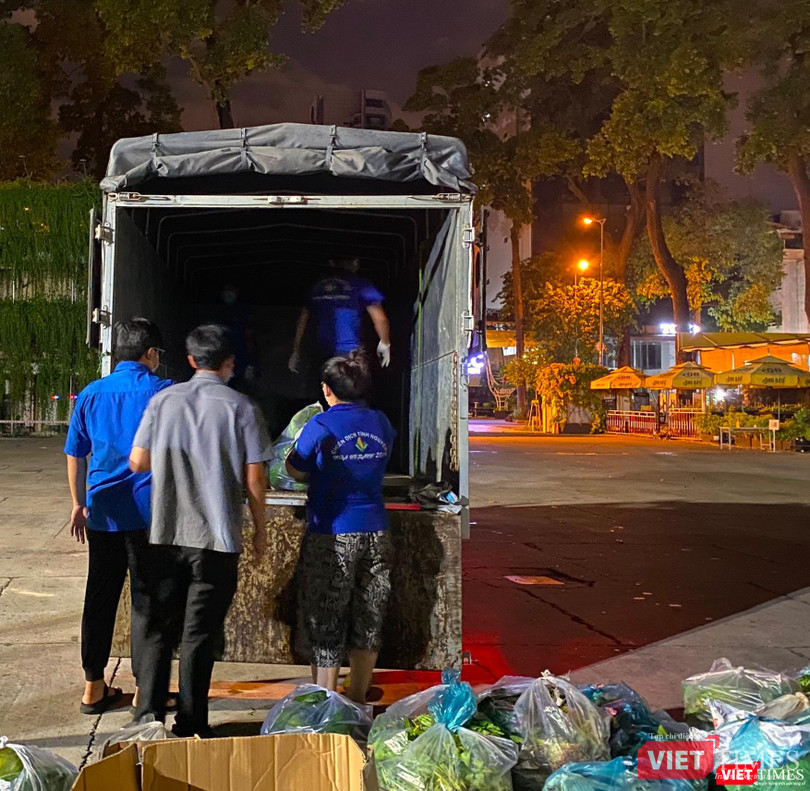 Các loại rau quả đã được chất đầy xe tải, chuẩn bị rời Bình Phước vào lúc trời nhá nhem tối. Các loại rau quả đã được chất đầy xe tải, chuẩn bị rời Bình Phước vào lúc trời nhá nhem tối.