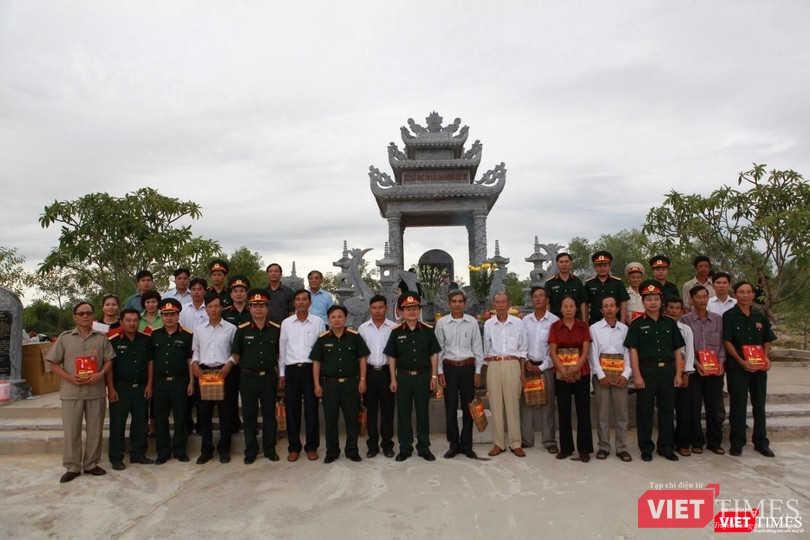 CBCS Tổng Công ty 36 BQP và 32 gia đình liệt sỹ tại buổi lễ khánh thành bia tưởng niệm (ảnh: Nguyễn Công Khang)