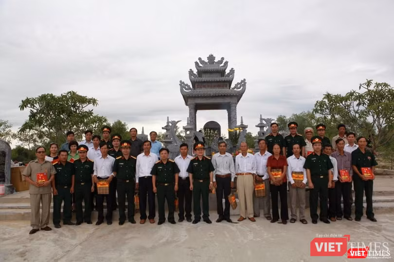 CBCS Tổng Công ty 36 BQP và 32 gia đình liệt sỹ tại buổi lễ khánh thành bia tưởng niệm (ảnh: Nguyễn Công Khang)