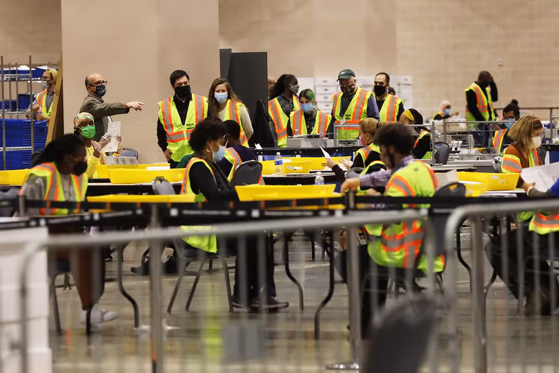 Kiểm phiếu ở Philadelphia, bang Pennsylvania (Ảnh: CNN)