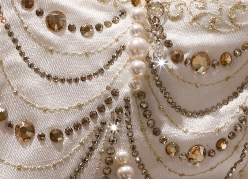 Chi tiết tinh xảo trên chiếc khẩu trang đính kim cương của Cox (Ảnh: Reuters)