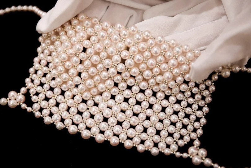 Một mẫu khẩu trang khác được chế tác từ 330 viên ngọc trai (Ảnh: Reuters)