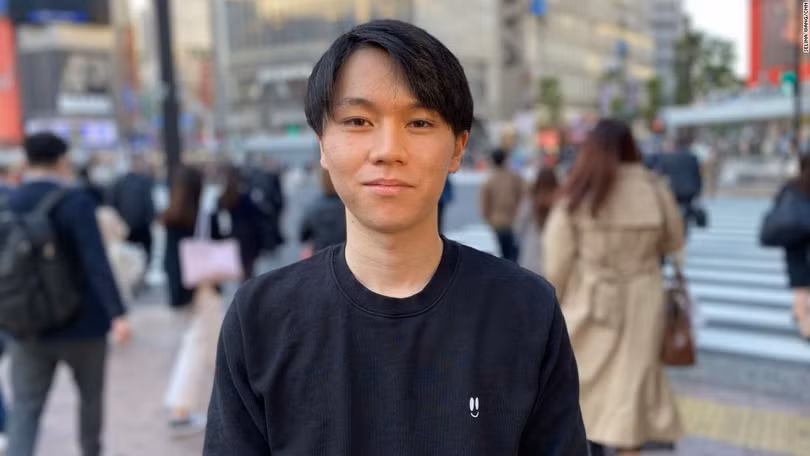 Koki Ozora cho hay đường dây nóng trợ giúp của anh có tới 600 tình nguyện viên, nhưng không đủ tiếp nhận hết cuộc gọi của những người gặp vấn đề tâm lý (Ảnh: CNN)