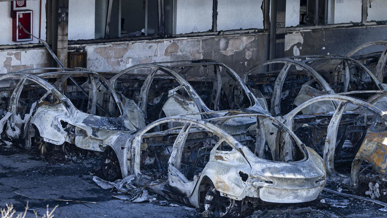 Cảnh tượng những chiếc xe bị cháy rụi tại một đại lý xe hơi Tesla ở ngoại ô Rome, Italy vào ngày 31/3. Ảnh: ANSA.