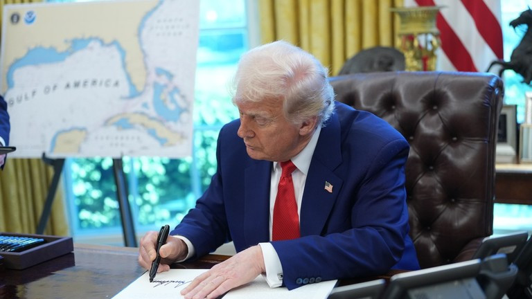 Tổng thống Mỹ Donald Trump tại Phòng Bầu dục của Nhà Trắng ở Washington, DC. Ảnh: Getty.