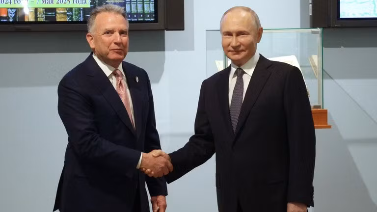 Tổng thống Nga Vladimir Putin bắt tay với đặc phái viên Mỹ Steve Witkoff, bên trái, trong một cuộc họp tại St. Petersburg, Nga. Ảnh: Sputnik.