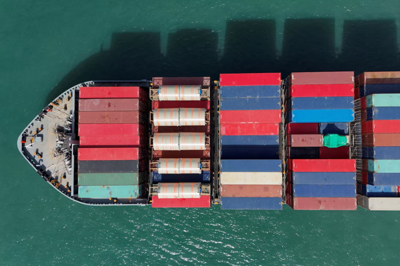 Hình ảnh từ máy bay không người lái cho thấy một tàu chở hàng tại Cảng container Kwai Tsing ở Hong Kong, Trung Quốc, ngày 16/4. Ảnh: Reuters.