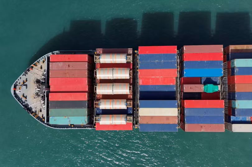 Hình ảnh từ máy bay không người lái cho thấy một tàu chở hàng tại Cảng container Kwai Tsing ở Hong Kong, Trung Quốc, ngày 16/4. Ảnh: Reuters.