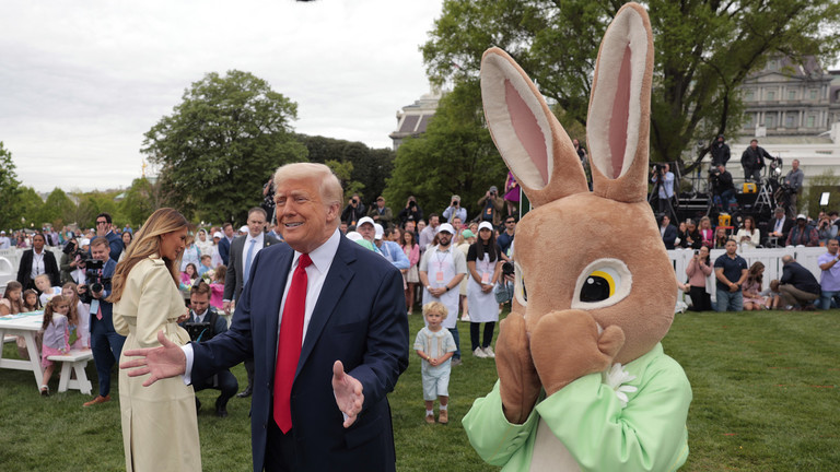 Tổng thống Mỹ Donald Trump, cùng với Thỏ Phục sinh, trò chuyện với khách mời trong Lễ lăn trứng tại Nhà Trắng vào ngày 21/4. Ảnh: Getty.