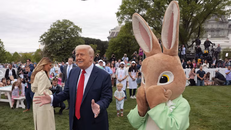 Tổng thống Mỹ Donald Trump, cùng với Thỏ Phục sinh, trò chuyện với khách mời trong Lễ lăn trứng tại Nhà Trắng vào ngày 21/4. Ảnh: Getty.
