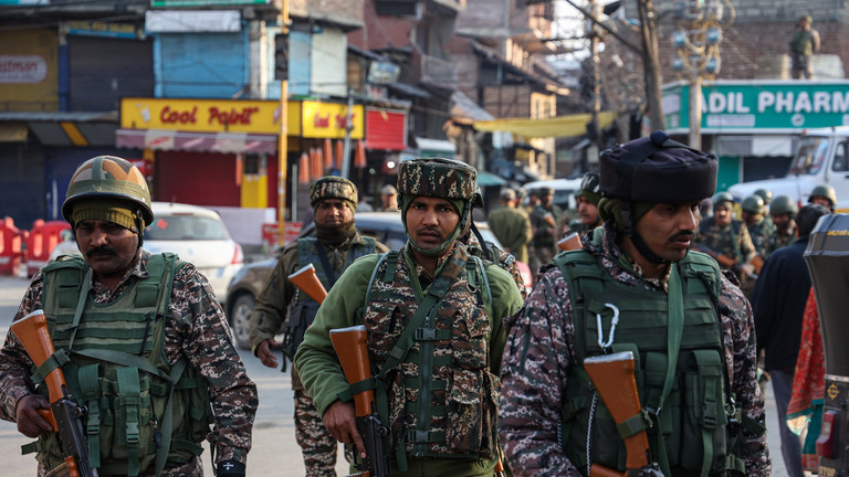 Lực lượng an ninh Ấn Độ tuần tra trên đường phố Pahalgam thuộc lãnh thổ liên bang Jammu và Kashmir của Ấn Độ, ngày 23/4. Ảnh: Getty.