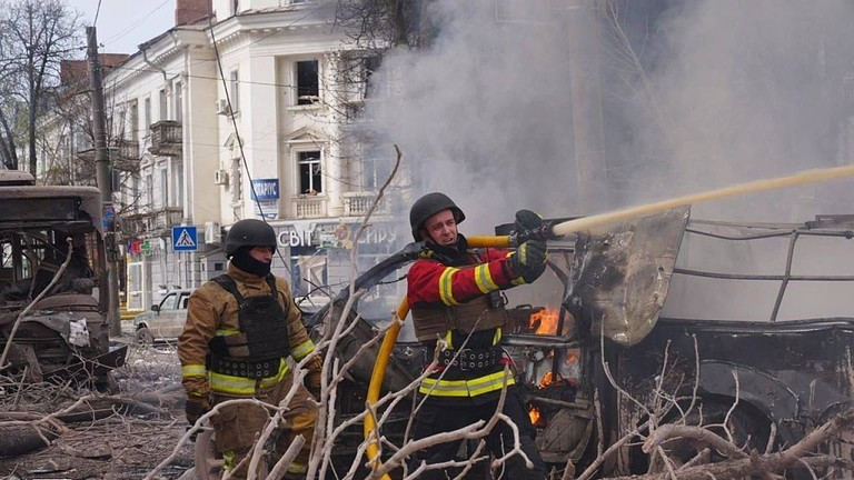 Lính cứu hỏa dập tắt một đám cháy sau cuộc tấn công bằng tên lửa của Nga vào Sumy, Ukraine vào ngày 13/4. Ảnh: Getty.