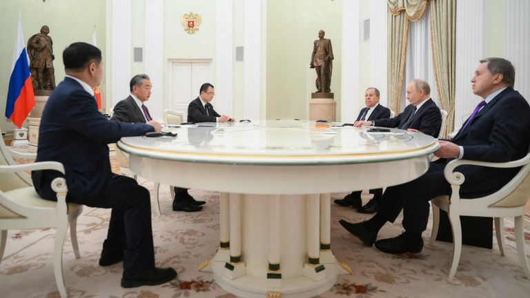 Tổng thống Nga Vladimir Putin và Bộ trưởng Ngoại giao Trung Quốc Vương Nghị, thứ hai từ trái sang, tham dự một cuộc họp tại Điện Kremlin ở Moscow, Nga. Ảnh: Sputnik.