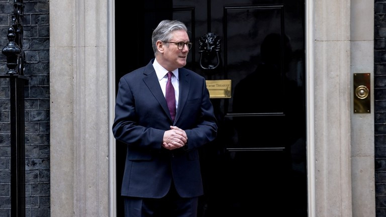 Thủ tướng Anh Keir Starmer đứng bên ngoài số 10 phố Downing ở London. Ảnh: Getty.