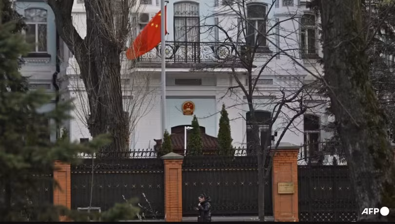 Một người phụ nữ đi ngang qua tòa nhà Đại sứ quán Trung Quốc tại Kiev vào ngày 8/4. Ảnh: AFP.