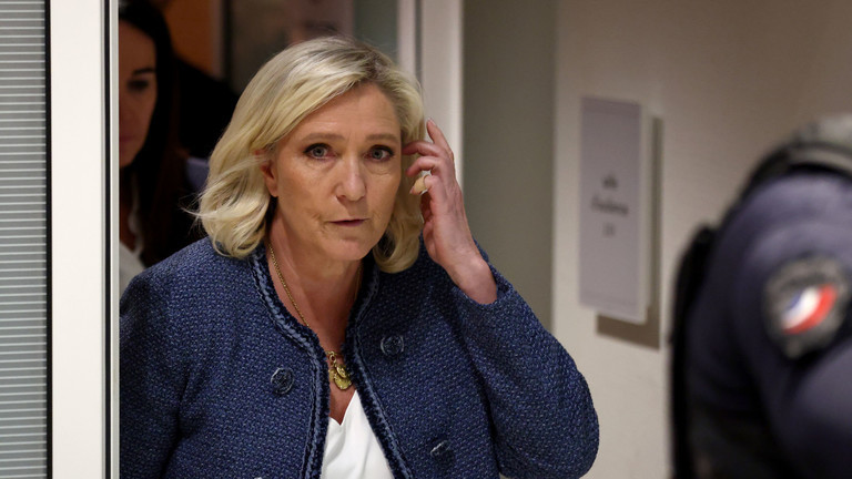 Lãnh đạo đảng cực hữu Pháp Marine Le Pen rời khỏi phòng xử án sau khi bị tuyên có tội trong phiên tòa xét xử vụ án tham ô của bà vào ngày 31/3. Ảnh: Getty.