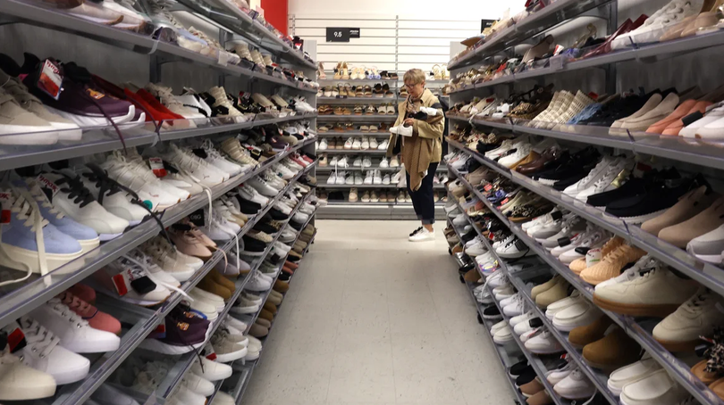 Trong khi thuế quan của Tổng thống Donald Trump sẽ làm tăng chi phí của hầu hết các loại quần áo và giày dép, mức tăng giá mạnh nhất sẽ là các mặt hàng cơ bản. Ảnh: AFP.