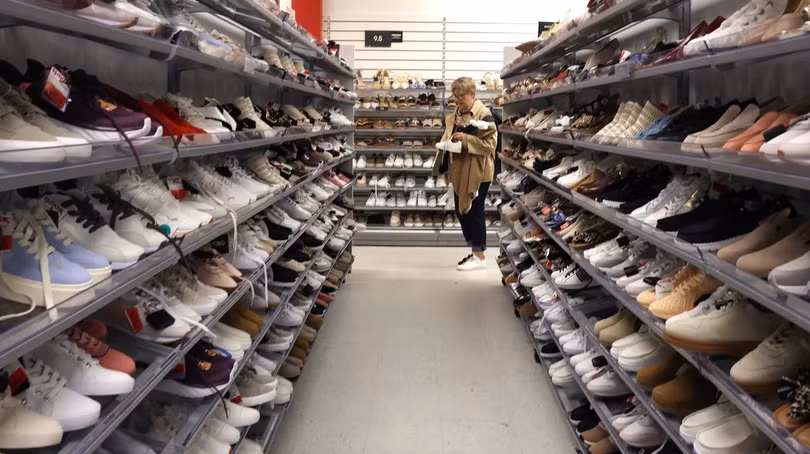 Trong khi thuế quan của Tổng thống Donald Trump sẽ làm tăng chi phí của hầu hết các loại quần áo và giày dép, mức tăng giá mạnh nhất sẽ là các mặt hàng cơ bản. Ảnh: AFP.